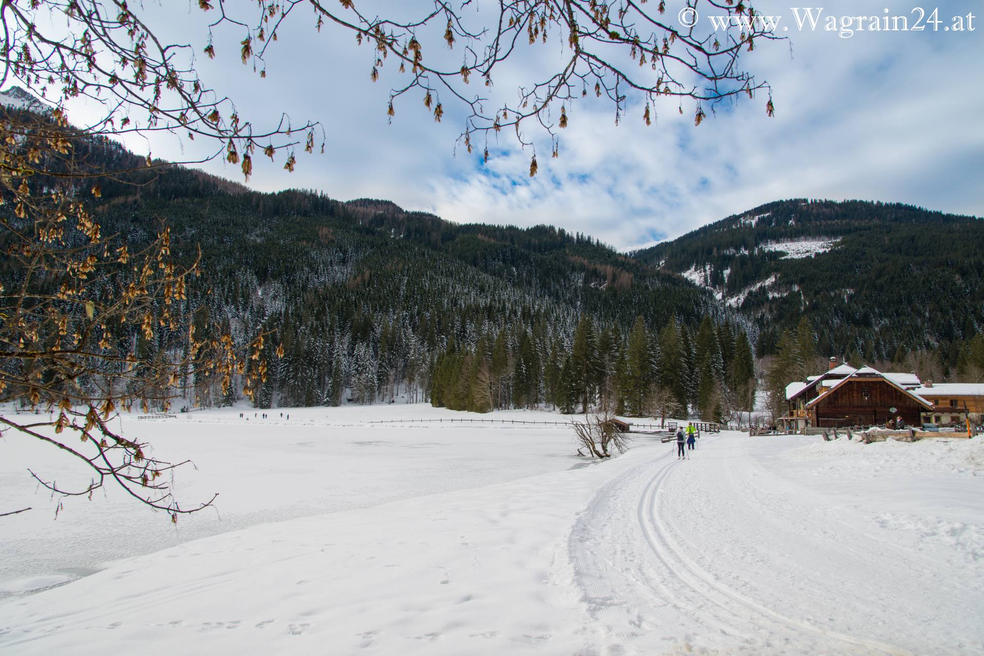 Langläufer beim Gasthof Jägersee im Winter