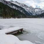 Steg mit Schnee am Jägersee im Winter