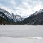 Eisbedeckter Jägersee im Winter