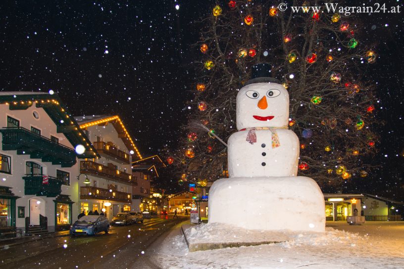 Wagrainer Riesen-Schneemann 2015 bei Nacht und Schneefall