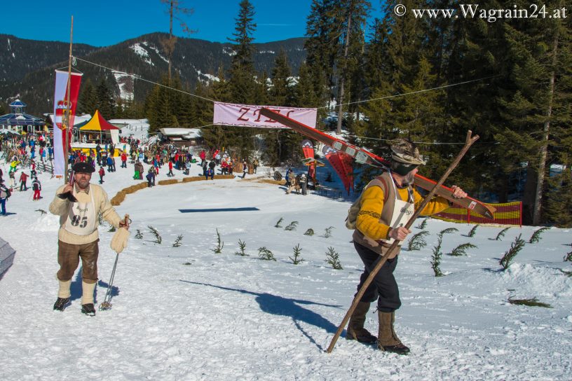 Athleten am Weg zum Start - Ski-Nostalgie 2015 in Wagrain