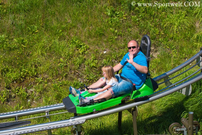Vater mit Kind am Lucky Flitzer im Play Park - Flachau