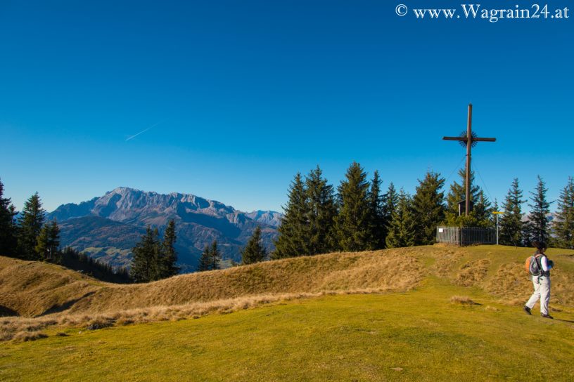 Panoramablick mit Gipfelkreuz des Hochgründeck 2