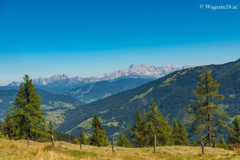 Panoramablick Richtung Wagrain mit Dachstein im Hintergrund