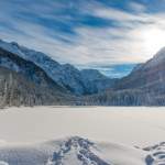 Zugefrorener und verschneiter Jägersee